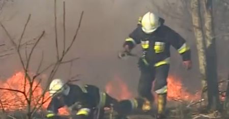 Pożar w Biebrzańskim Parku Narodowym jak "bombowiec". Nadludzki wysiłek strażaków