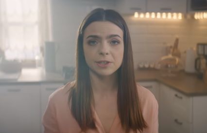 Przejmujący spot z córką ofiary przemocy domowej na 25-lecie Centrum Praw Kobiet