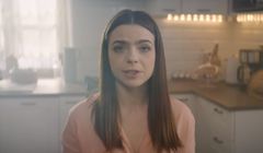 Przejmujący spot z córką ofiary przemocy domowej na 25-lecie Centrum Praw Kobiet