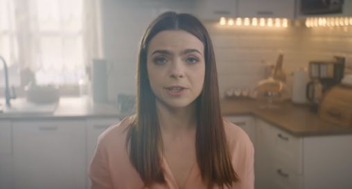 Przejmujący spot z córką ofiary przemocy domowej na 25-lecie Centrum Praw Kobiet