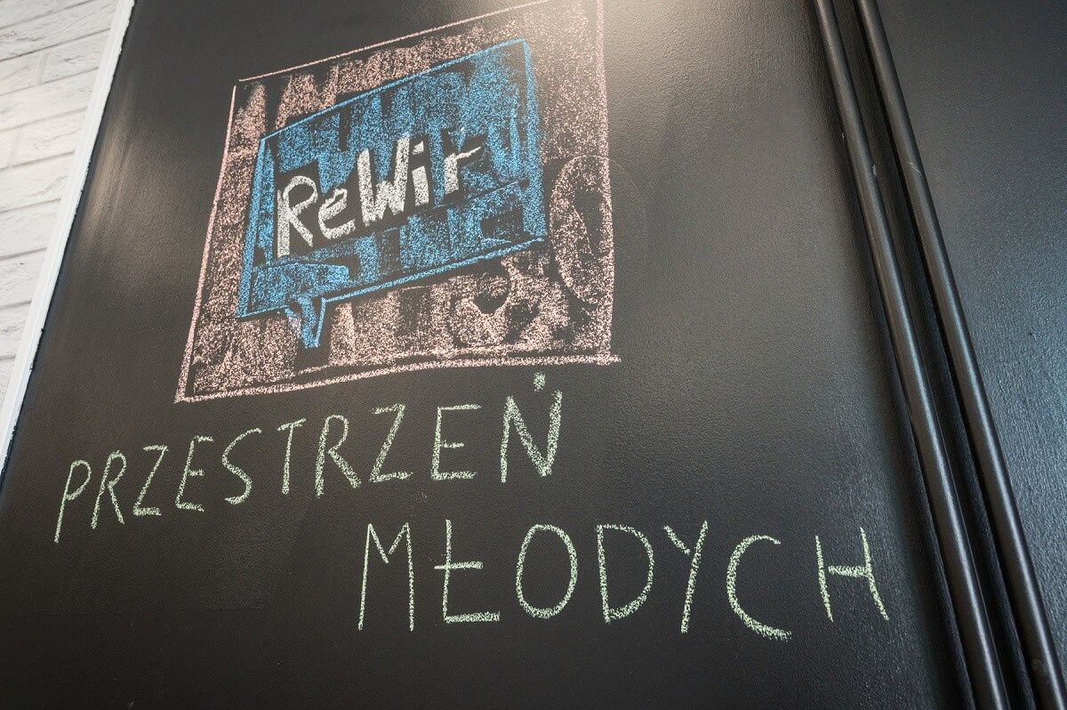 Ściana z napisem ReWir Przestrzeń Młodych