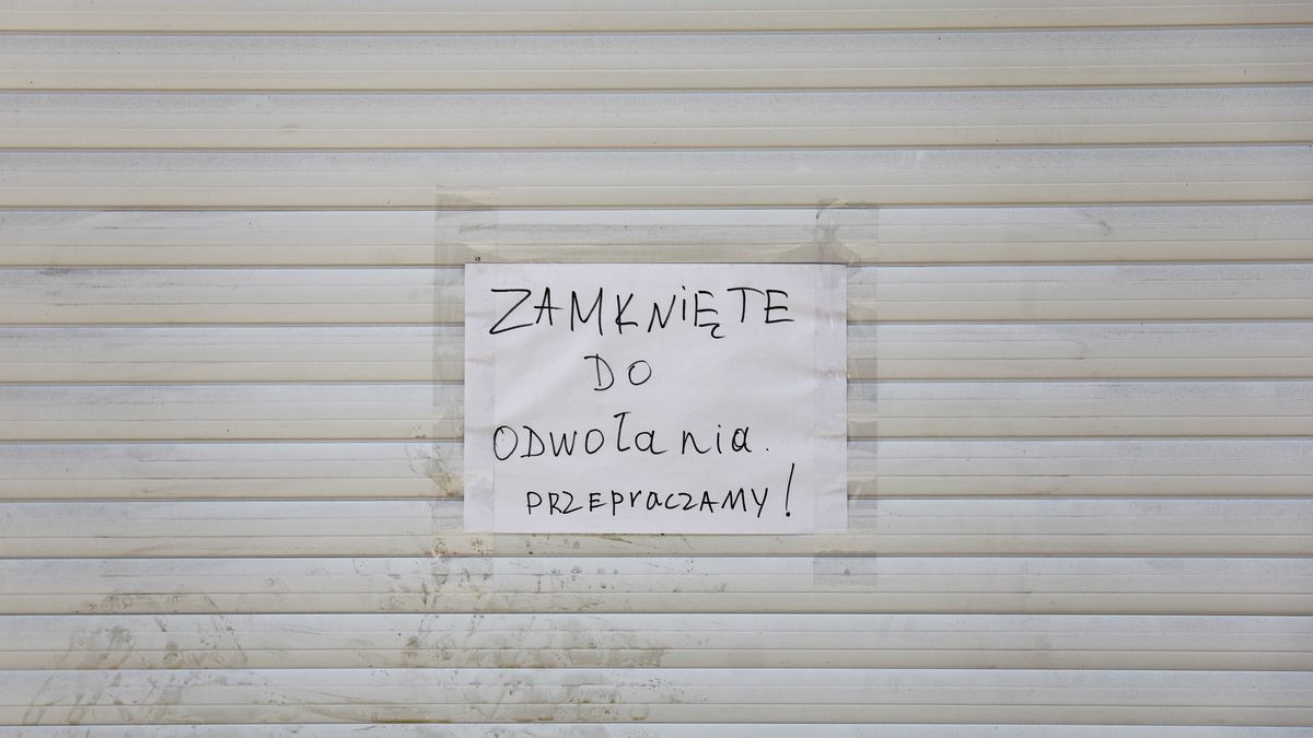 Na zdjęciu sklep z kartką "zamknięte do odwołania"