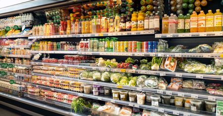 Zanim włożysz do koszyka, dwa razy się zastanów. Tak nas oszukują producenci