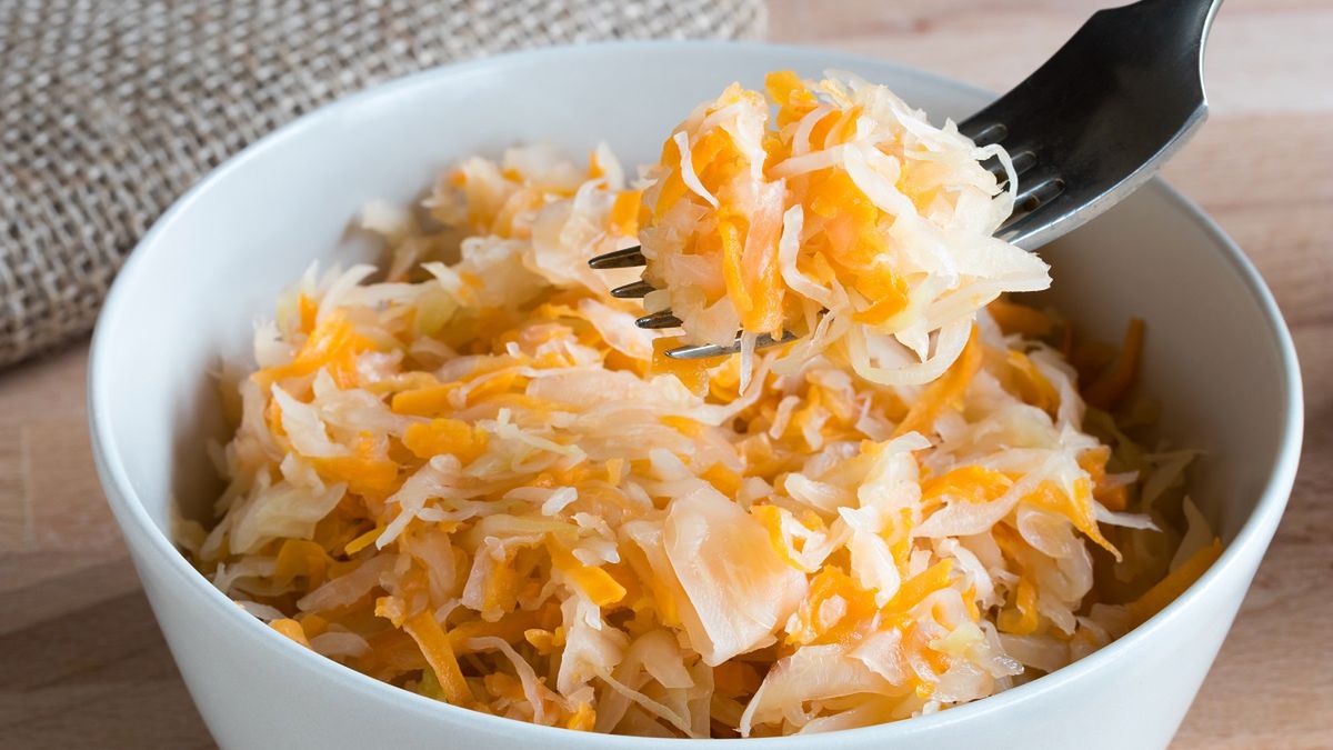 Teściowa robi rewelacyjną surówkę z kapusty kiszonej.