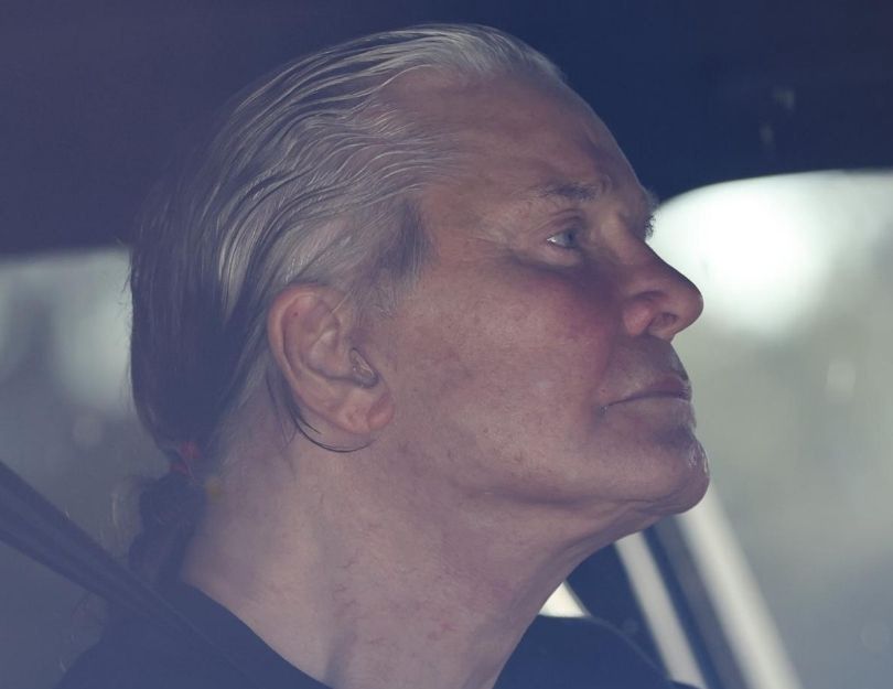 Dawno niewidziany Ozzy Osbourne przegląda się  w lusterku, czekając na powrót żony z zakupów