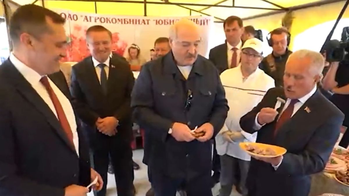 Alaksandr Łukaszenka zajadał się polskimi flakami wizytując gospodarstwo rolne w Witebsku