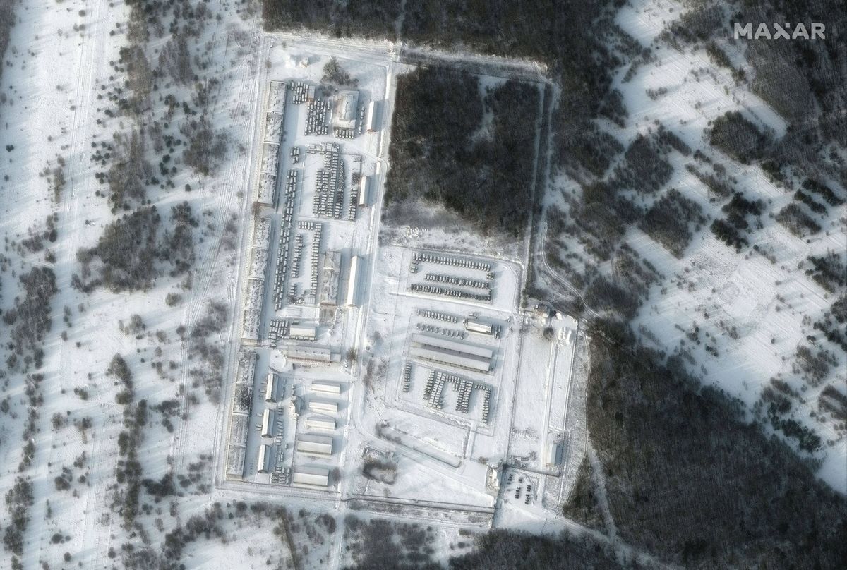 Amerykańska firma technologiczna Maxar opublikowała nowe zdjęcia satelitarne z kilku kluczowych miejsc, gdzie ostatnio rozmieszczono dodatkowe oddziały i sprzęt sił lądowych 