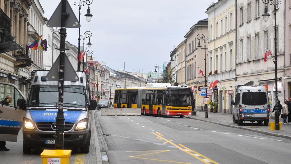 Radek Pietruszka
autobus, barierki, dzie�, komunikacja miejska, narodowe, obchody, policja, radiowozy, radiow�z, rocznica, ulica, utrudnienia w ruchu, w�z