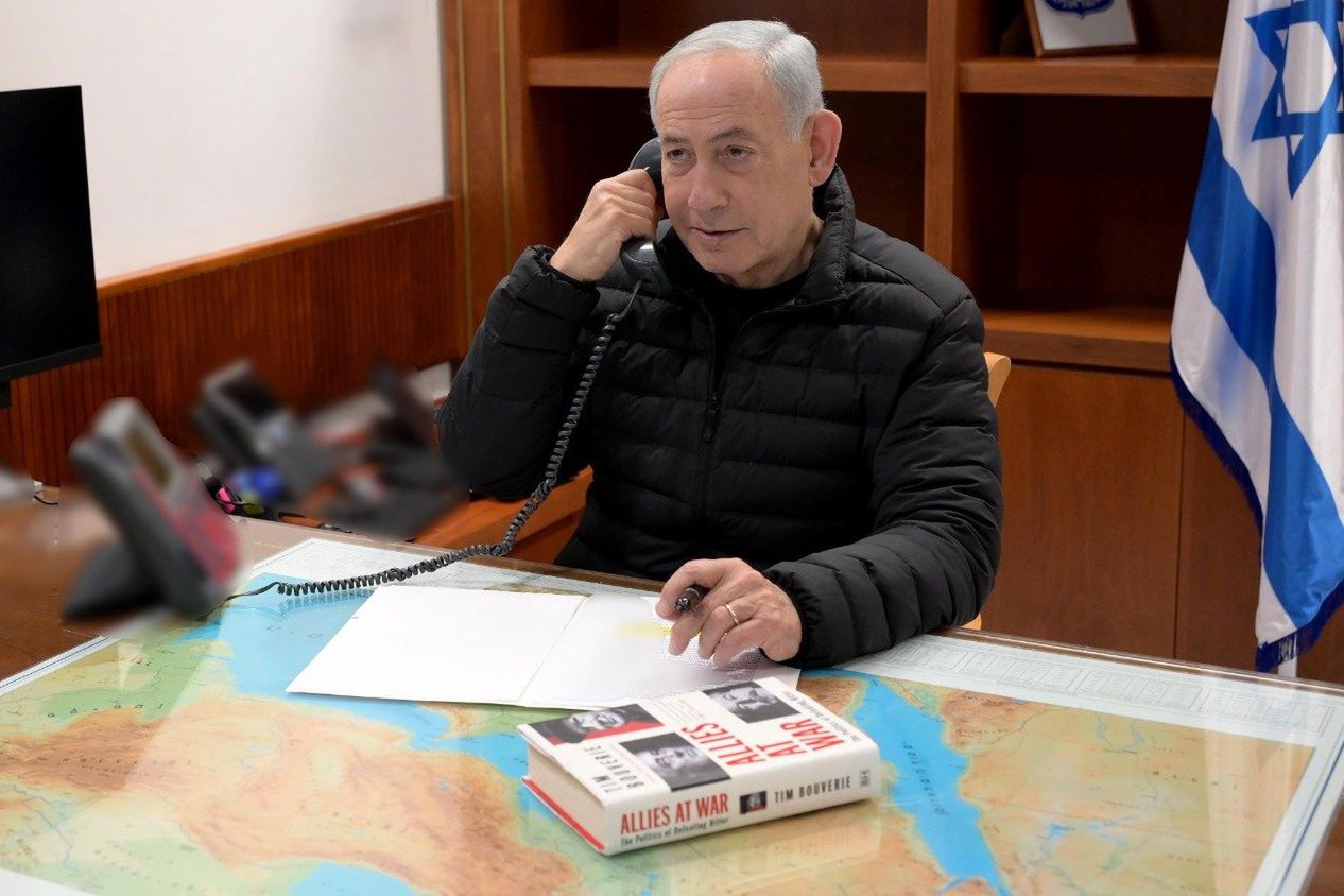 Atak na Iran. Netanjahu rozmawiał z Trumpem, na biurku książka o wojnie