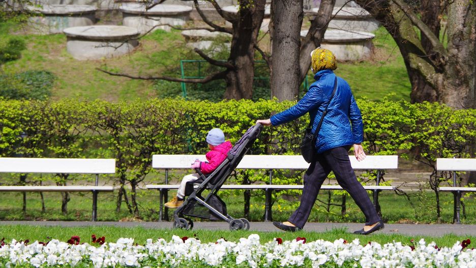 Stock Marek Bazak
PHOTO: ZOFIA I MAREK BAZAK / EAST NEWS   Warszawa N/Z Wiosenny spacer w Ogrodzie Saskim - babcia z wnuczka w spacerowce
ZOFIA BAZAK