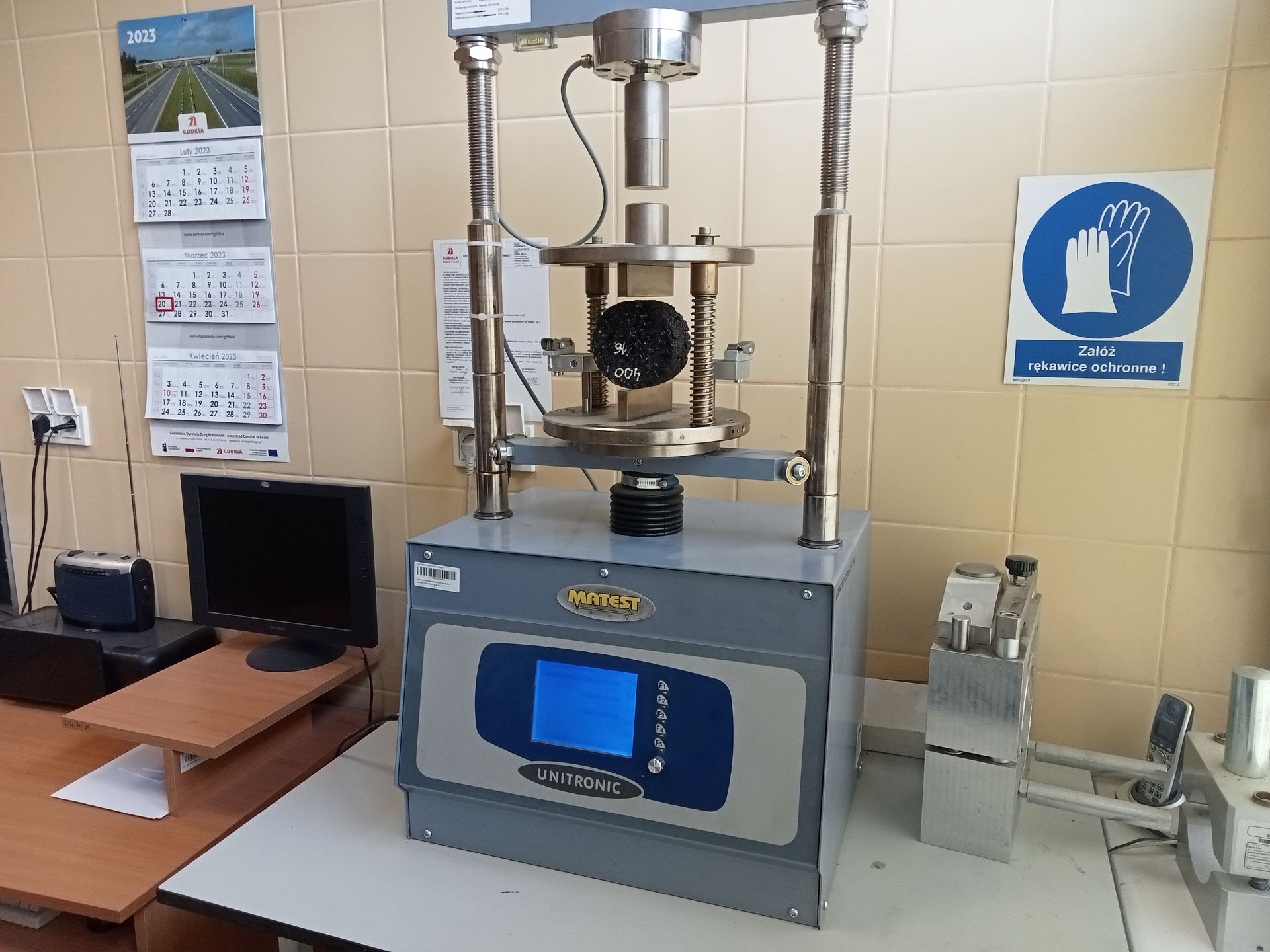 Badanie próbki nawierzchni asfaltowej w laboratorium drogowym łódzkiej GDDKiA