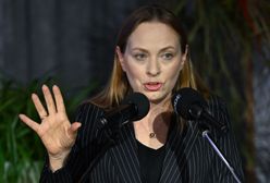 "Ani złotówka". Minister tłumaczy się z umowy z resortem