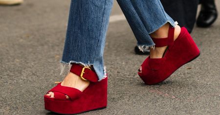 Stylowe i wygodne. Buty na koturnie powracają jak bumerang
