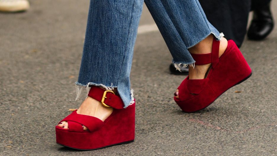 Buty na koturnie w różnych wariantach