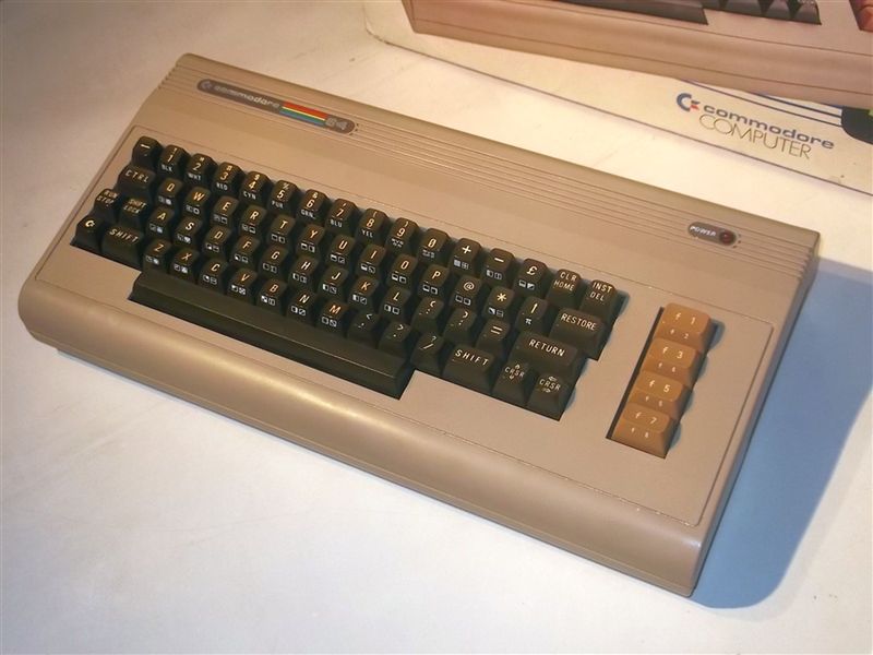 Commodorek wczesnej rewizji, widoczne pomarańczowe klawisze funkcyjne, które później zmieniono na szare.