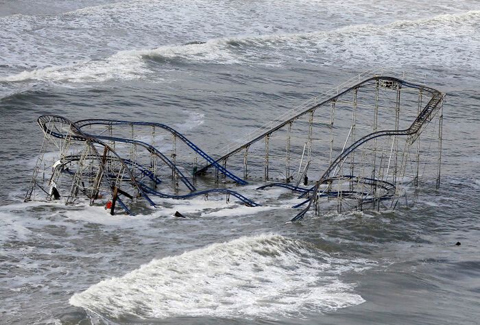 Kolejka górka w New Jersey trafiła do wody przez huragan Sandy.
