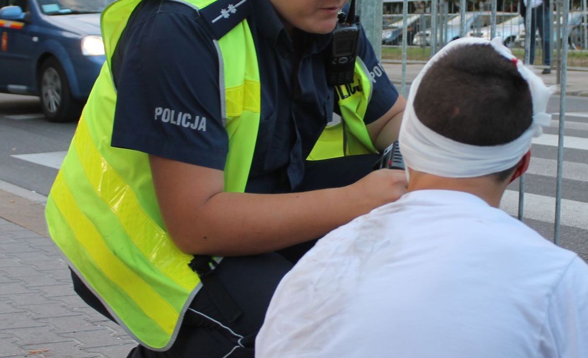 Nagi mężczyzna zranił nożem policjanta!