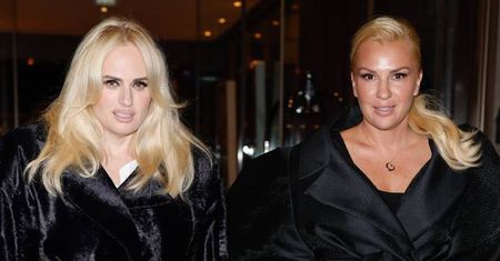Rebel Wilson i jej świeżo upieczona ŻONA lansują się w Paryżu w eleganckich kreacjach. Miłość im służy?