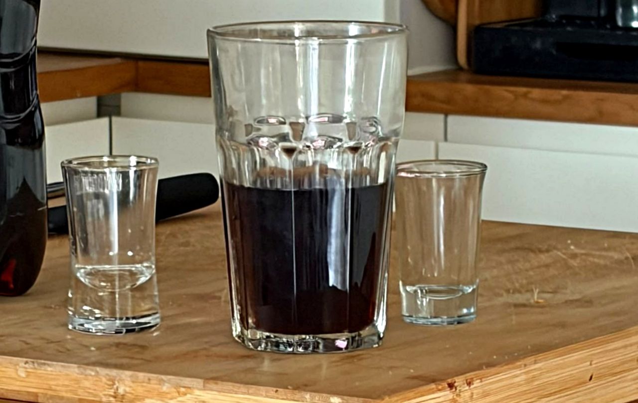 Co naprawdę dzieje się po wypiciu puszki Coca-Coli? Bez straszenia i internetowych mitów
