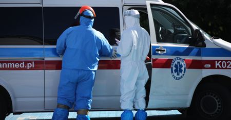 Koronawirus w Polsce. Ministerstwo Zdrowia publikuje raport. Nowe przypadki zakażenia. Są ofiary