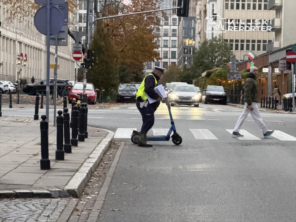 Warszawa: Wjechały hulajnogą na czerwonym świetle. Nastolatki w szpitalu