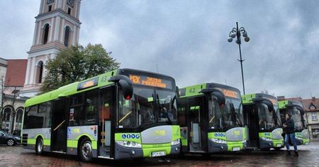 Jedź na cmentarz autobusem