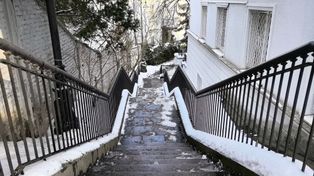 Warszawa: Najpiękniejsza uliczka w zimowej odsłonie. Malownicze miejsce idealne na spacer. Wygląda jak wyjęta z zimowej baśni