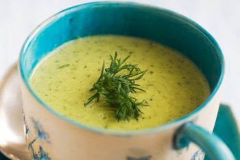Po świątecznym przejedzeniu gotuję lekką zupę. Wzdęcia znikają, waga wraca do normy