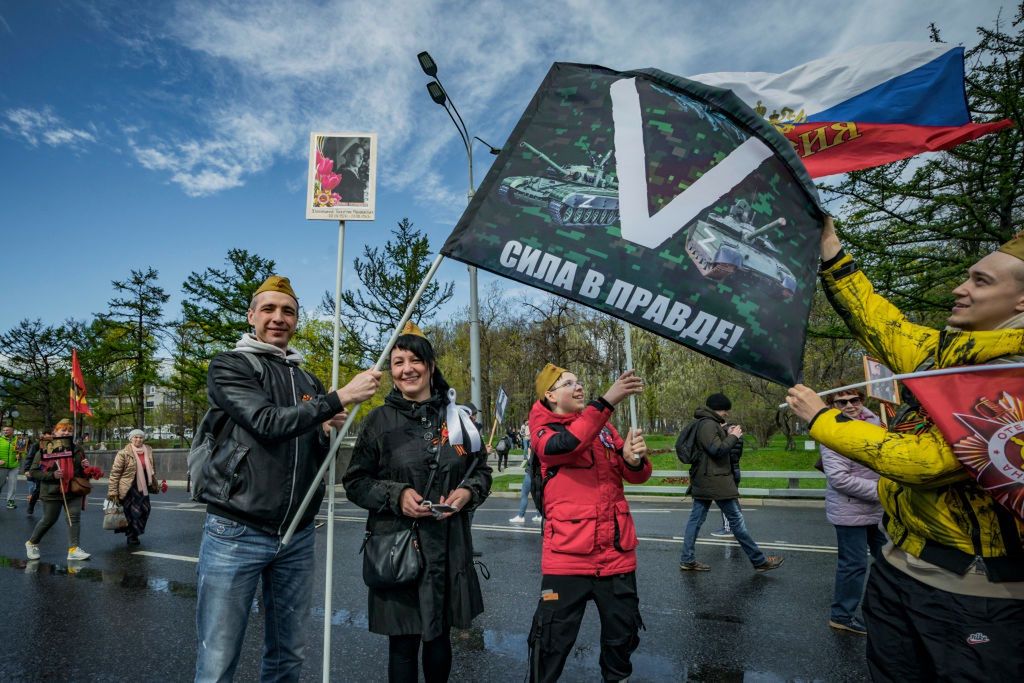 "Siła w prawdzie" głosi slogan na fladze. Prawdę symbolizują rosyjskie czołgi 