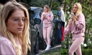 Szczupła Meghan Trainor pędzi do domu w różowym wdzianku. Kilka dni temu surogatka urodziła jej trzecią pociechę (ZDJĘCIA)
