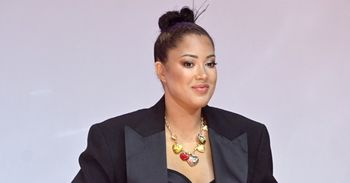 Na te spodnie postawiła Patricia Kazadi podczas See Bloggers 2025, sprawdzą się też u dojrzałych pań. Odmładzają i ukrywają mankamenty