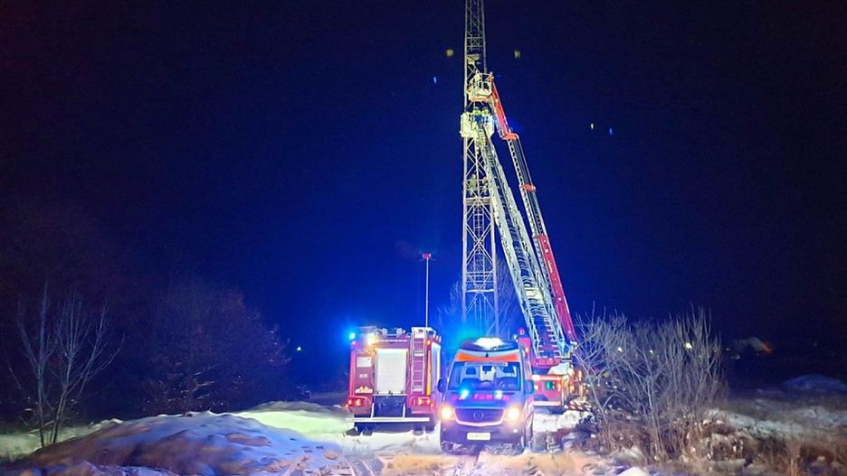 Jawor. Mężczyzna zwisał z masztu głową w dół. Akcja strażaków. Zdjęcie: Jawor 998