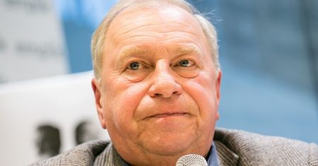 Jerzy Stuhr był transportowany do szpitala helikopterem: "Jest osłabiony, co nie ułatwia szybkiej regeneracji"