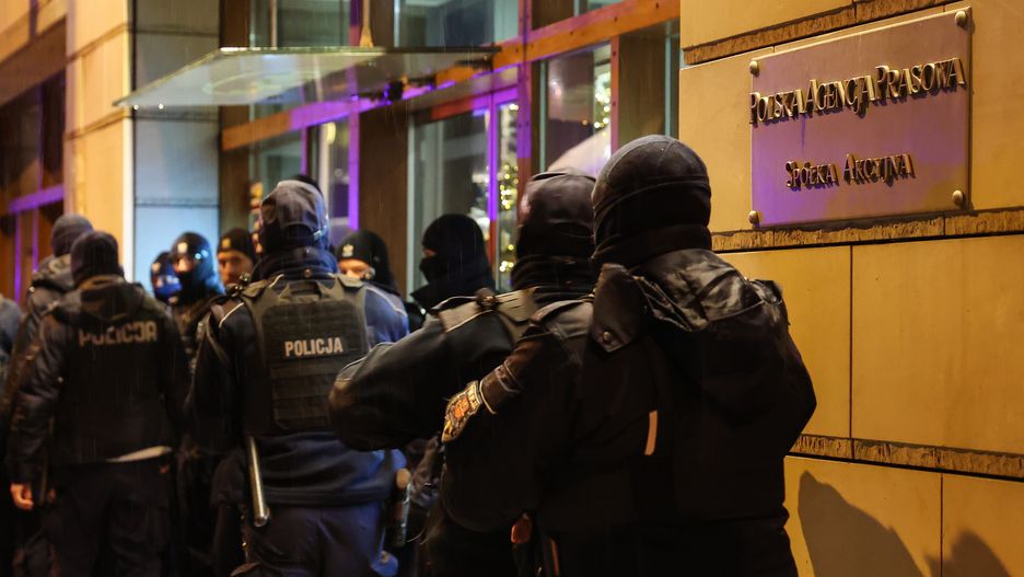 Policja pod siedzib Polskiej Agencji Prasowej, 21 bm. Minister kultury Bart�omiej Sienkiewicz powo�a� 19 bm. na stanowisko prezesa Polskiej Agencji Prasowej Marka B�o�skiego. (ad) PAP/Szymon PulcynSzymon Pulcyninterwencja, PAP, PiS, Policja, Polska Agencja prasowa, media, publiczne, uchwa�a