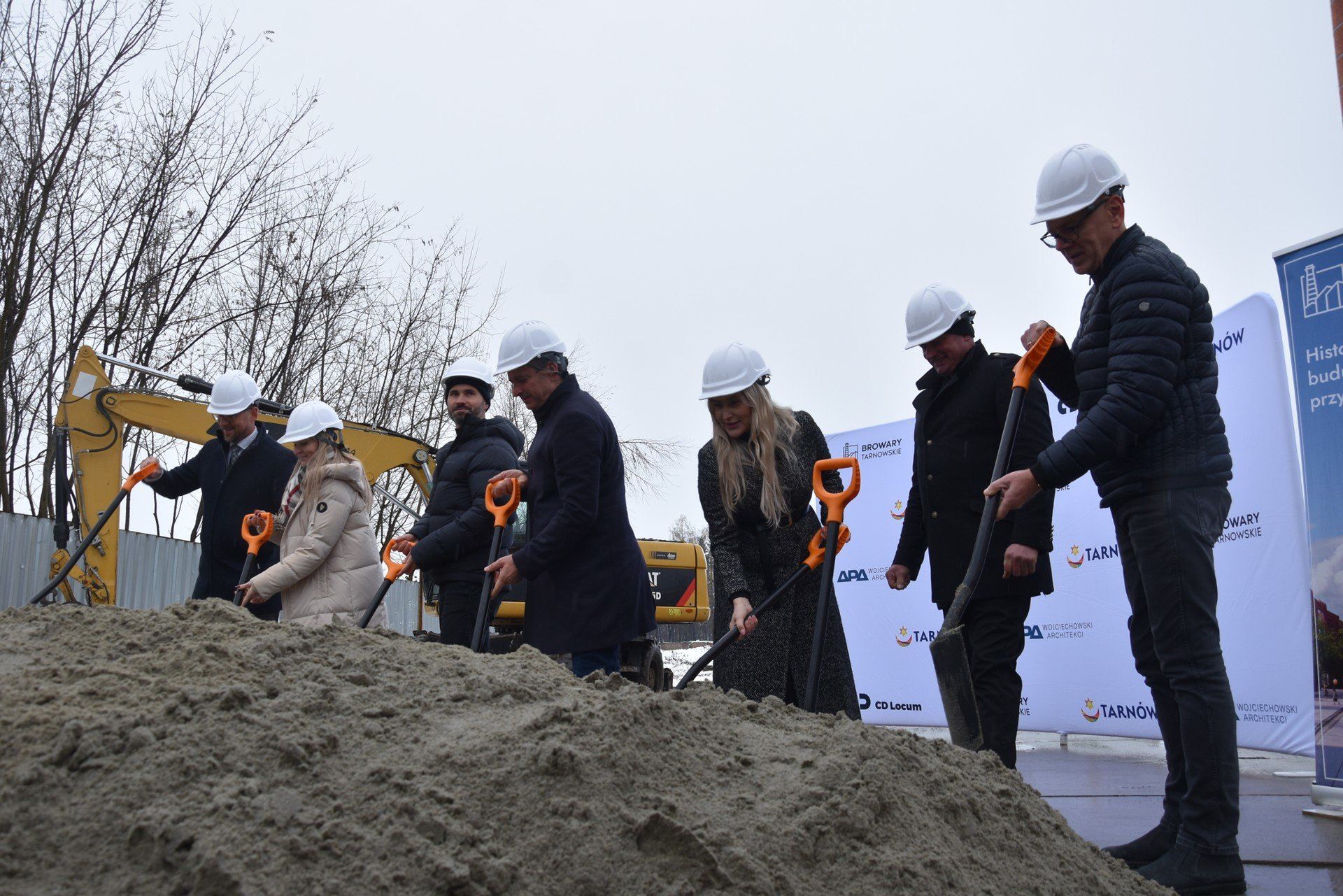 We wtorek (25 listopada) wbito symbolicznie pierwszą łopatę na rozpoczęcie inwestycji pod nazwą Browary Tarnowskie na działce pomiędzy ulicami Krakowską, Narutowicza i Bandrowskiego