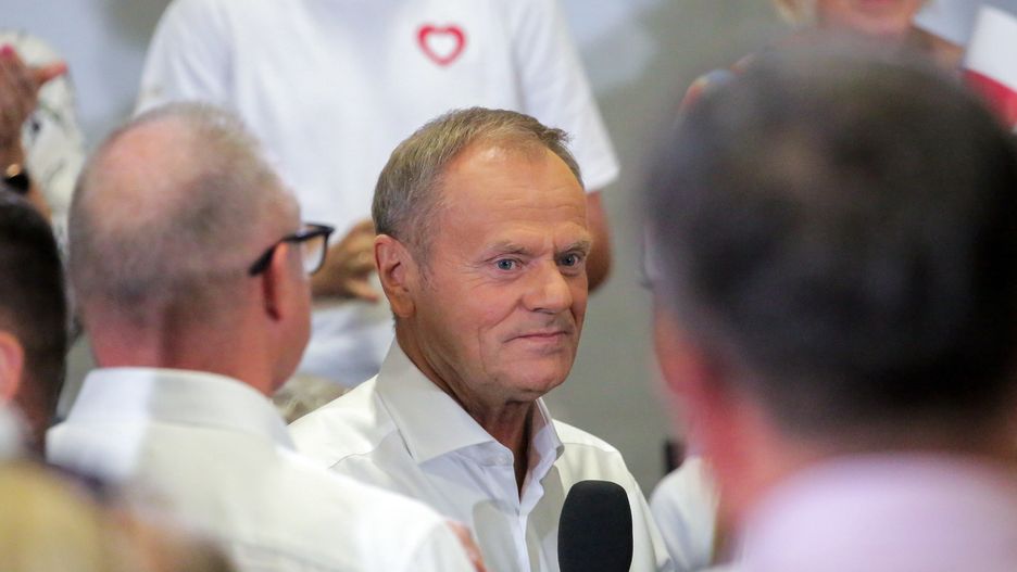 Elbląg, 28.09.2023. Kampania wyborcza do parlamentu 2023. Przewodniczący Platformy Obywatelskiej Donald Tusk przemawia podczas spotkania otwartego w Elblągu, 28 bm. (ad) PAP/Tomasz Waszczuk