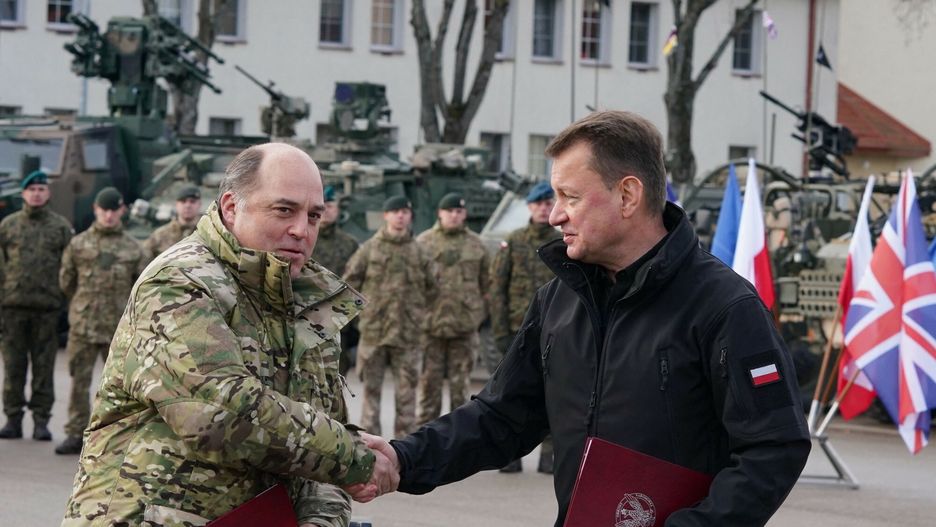 Brytyjski minister obrony przylecia? do PolskiPolish Defence Minister Mariusz Blaszczak (R) and Britain's Defence Secretary Ben Wallace shake hands after signing a treaty on cooperation in Bemowo Piskie on November 18, 2021 (Photo by JANEK SKARZYNSKI / AFP)JANEK SKARZYNSKI
