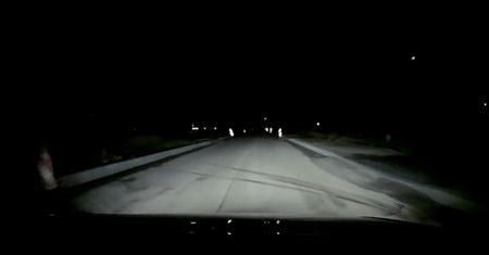 Wyłoniła się nagle z ciemności. Kierowca pokazał wideo