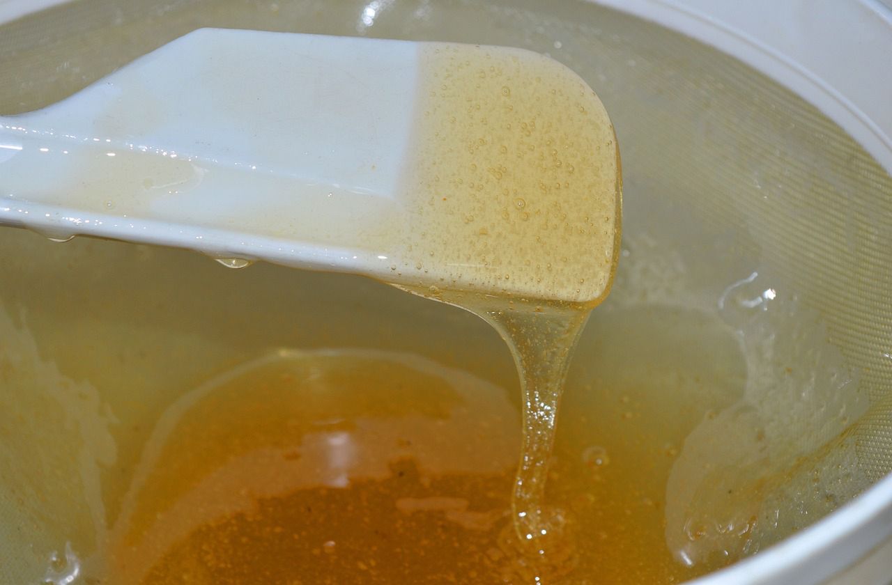 Wykwit powstaje wskutek napowietrzenia miodu na etapie produkcji