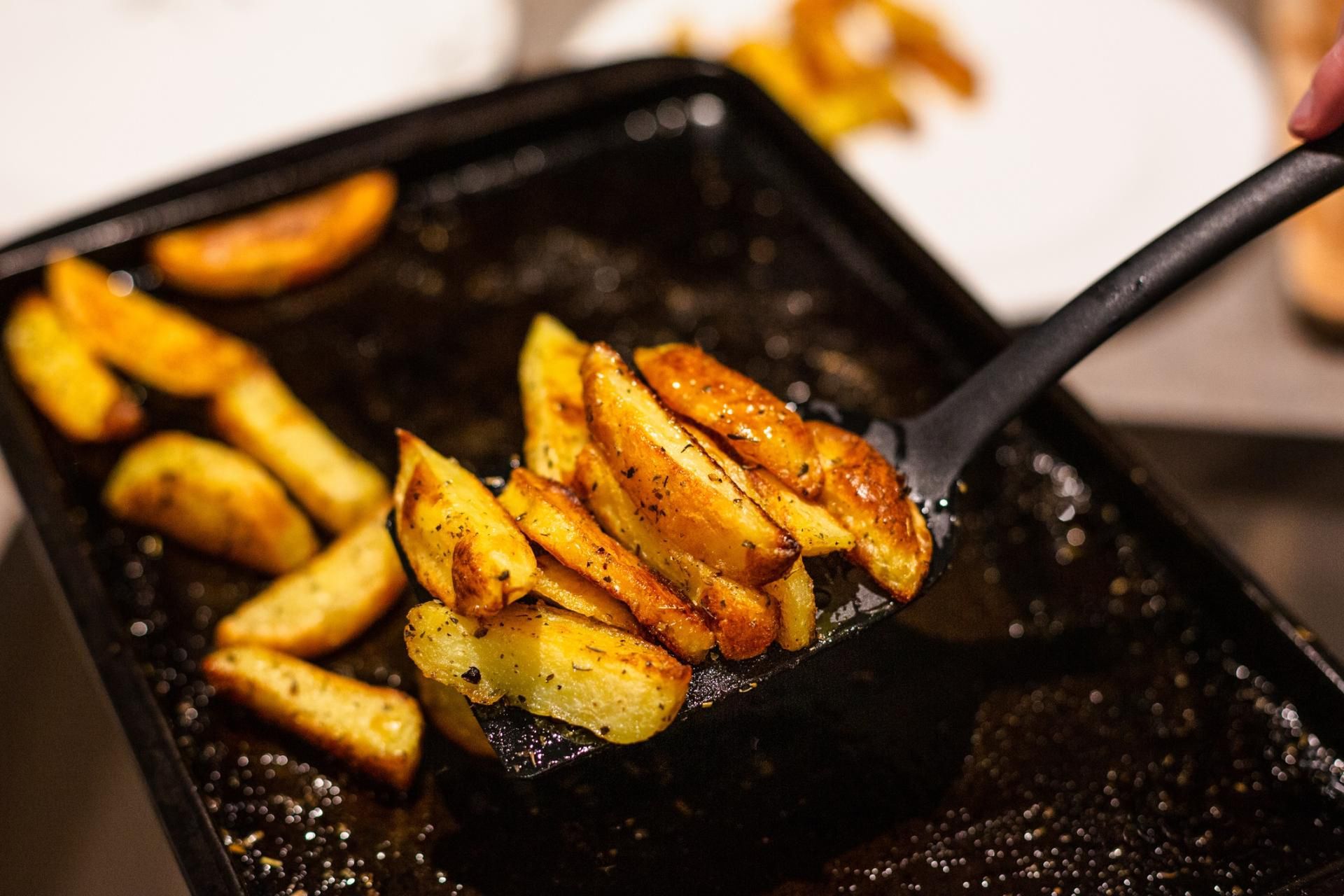 Ciężkostrawne jedzenie na kolacje może spowodować trudności z zasypianiem i dolegliwości pokarmowe w nocy