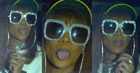 TYLKO U NAS: Rihanna POKAZUJE JĘZYK paparazzi! (ZDJĘCIA)