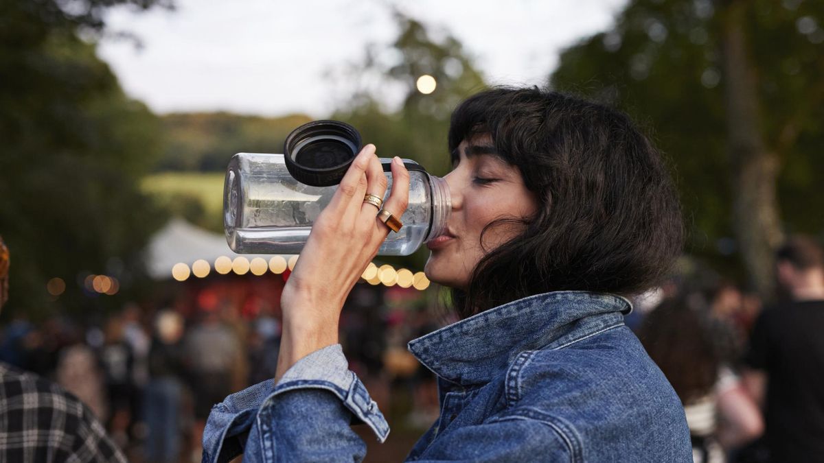 Zdaniem naukowców 2l wody to przesada. Ile więc potrzebuje organizm?