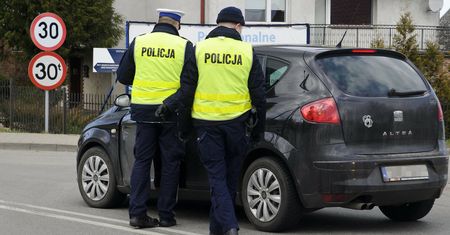 Otrzymują rekordowe emerytury. Wielki odpływ ze służby