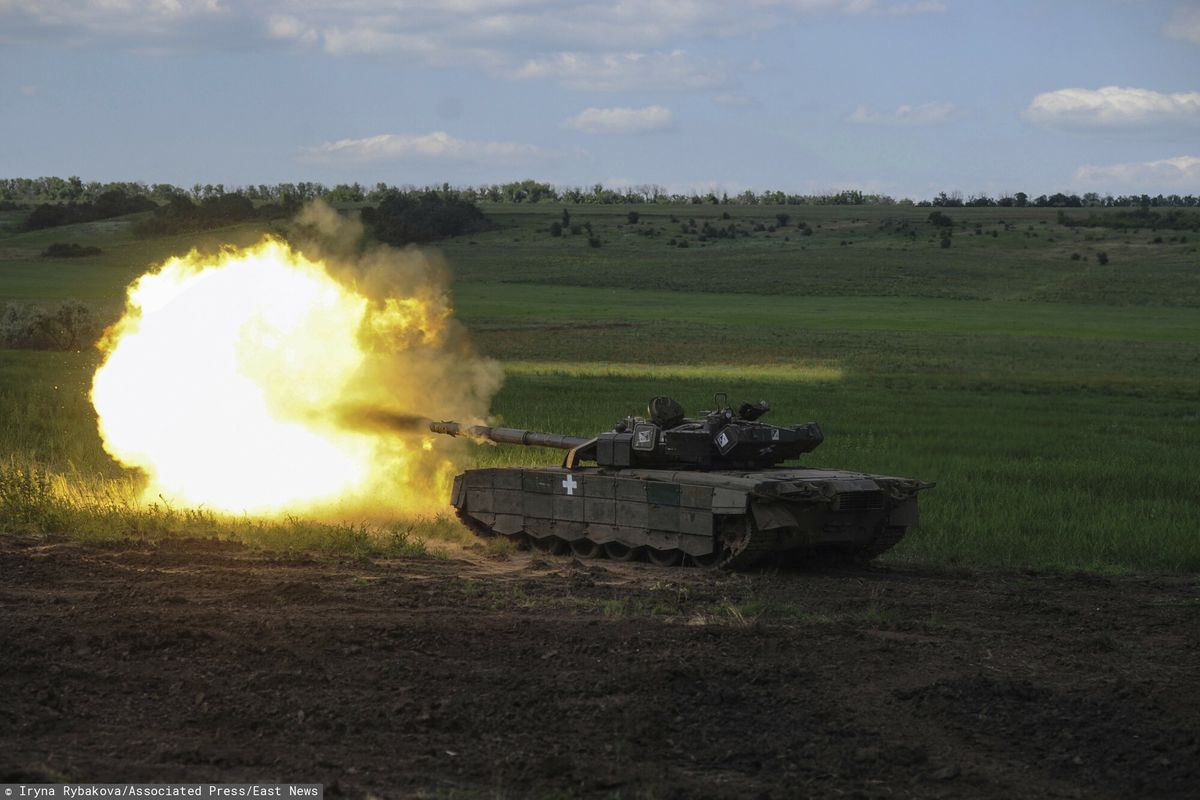 Ukraiński czołg w walce w Donbasie