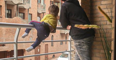 Tak zajmuje się dziećmi. Na widok tych zdjęć matkom puszczają nerwy