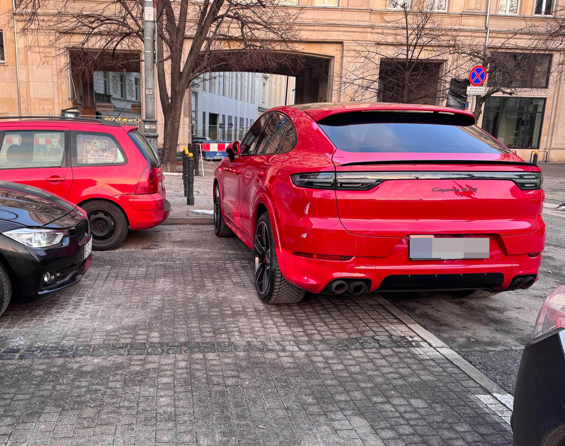 Karolina Pisarek zastawiła samochody i poszła na miasto