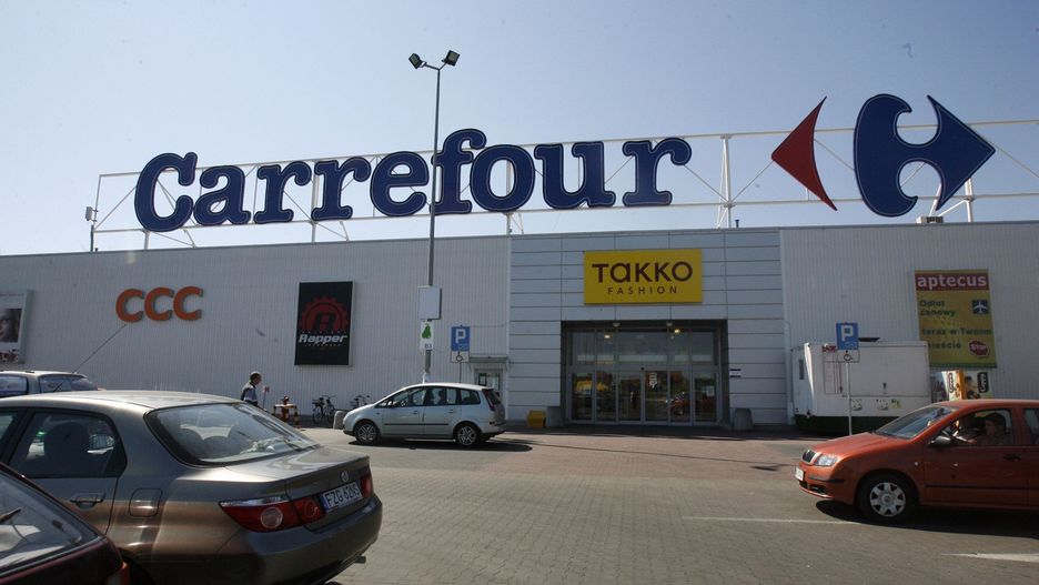 Kto przejmie sklepy po francuskiej sieci? Carrefour planuje wycofać się z Polski.