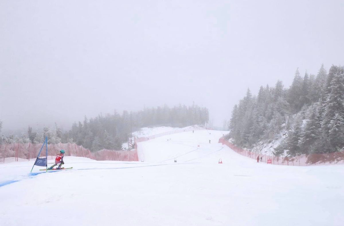 Beskidy. W górach mgliście i wilgotno, ale warunki narciarskie są dobre.