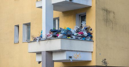Smród i robaki. Uciążliwe lokatorki muszą sprzedać mieszkanie. Przełomowy wyrok