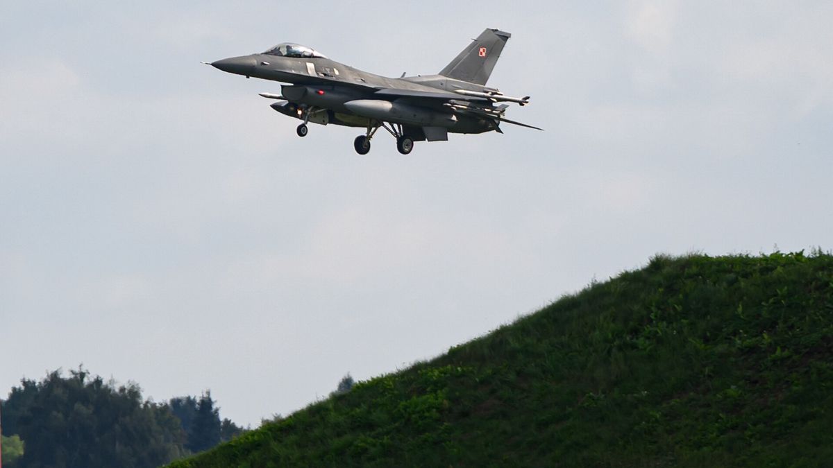 Poznań Krzesiny, 11.09.2025. Samolot F-16 na terenie 31. Bazy Lotnictwa Taktycznego Poznań Krzesiny, 11 bm. Bazę odwiedził prezydent RP Karol Nawrocki. (jm) PAP/Jakub Kaczmarczyk